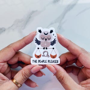 Weegschaal symbool sticker voor vrienden, schattige kawaii uil stickers laptop, weegschaal horoscoop teken sticker voor journaling, weegschaal sterrenbeeld sticker
