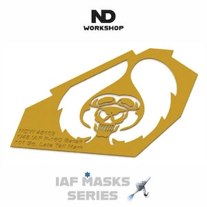 Può includere: Uno stencil color oro con un design a teschio, parte della serie IAF Masks. Lo stencil include il testo: ND Workshop, NDW 48103, 1/48 IAF F-16C Barak e 101 Sq. Late Tail Mark. Lo stencil è per i dettagli dei modelli di aerei.