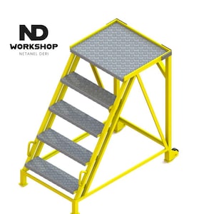 Op de afbeelding: Een gele metalen trapladder met vier treden en een platform bovenop. De treden en het platform zijn gemaakt van diamantplaat metaal. De ladder heeft een zwart logo met de tekst "ND WORKSHOP NETANEL DERI".