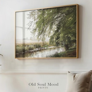 Dipinto di prato estivo, stampa di fiume vintage, dipinto a olio di albero, arte di campagna, dipinto di paesaggio fluviale verticale rustico, arte stampabile