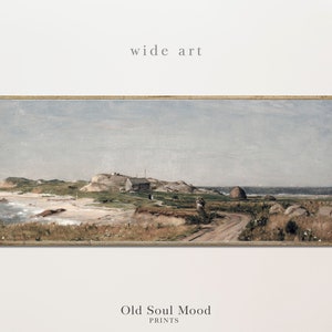 Könnte beinhalten: Ein breites Landschaftsgemälde in einem goldenen Rahmen zeigt eine Küstenlandschaft mit einem Sandstrand, grasbewachsenen Hügeln, einem kleinen Haus und einer unbefestigten Straße, die zum Horizont führt. Der Himmel ist hellblau mit ein paar Wolken.