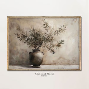 Może przedstawiać: Malowanie martwej natury przedstawiające wazon z gałązkami oliwnymi i oliwkami. Wazon jest ciemnobrązowy, a tło jest jasnobeżowe. Obraz ma vintage'owy charakter.