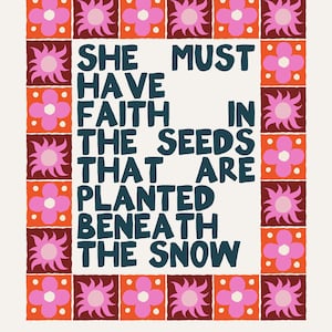 Puede incluir: Una impresi&oacute;n art&iacute;stica rectangular con un fondo crema y un borde de cuadrados naranjas y granates, cada uno con un dise&ntilde;o floral rosa. El texto dice: "SHE MUST HAVE FAITH IN THE SEEDS THAT ARE PLANTED BENEATH THE SNOW."