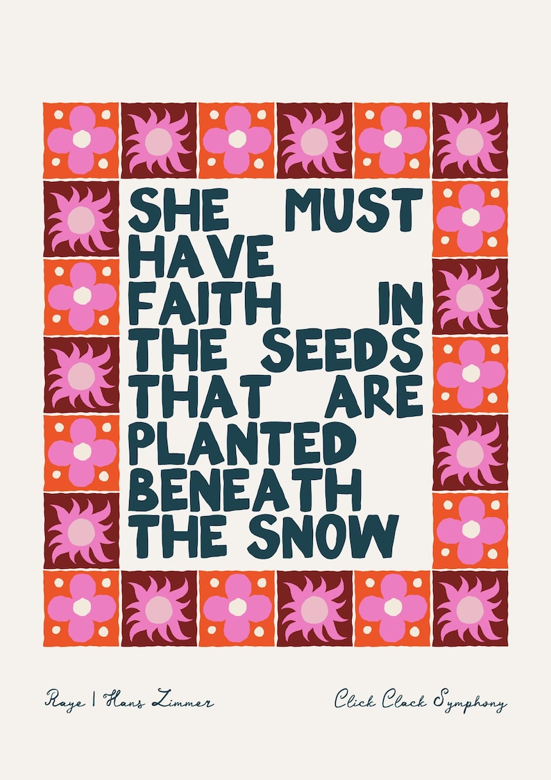Puede incluir: Una impresi&oacute;n art&iacute;stica rectangular con un fondo crema y un borde de cuadrados naranjas y granates, cada uno con un dise&ntilde;o floral rosa. El texto dice: "SHE MUST HAVE FAITH IN THE SEEDS THAT ARE PLANTED BENEATH THE SNOW."