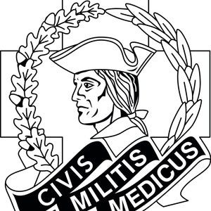 Może przedstawiać: Czarno-biała ilustracja mężczyzny w trójgraniastym kapeluszu z wieńcem laurowym wokół głowy. Tekst "CIVIS MILITIS MEDICUS" znajduje się na wstążce pod mężczyzną.