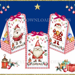 Puede incluir: Tres cajas de regalo y etiquetas con temática navideña con ilustraciones de Papá Noel y gnomos. Las cajas tienen un patrón de cuadros rojos y blancos y están decoradas con lazos y adornos rojos. El fondo es azul con detalles dorados.