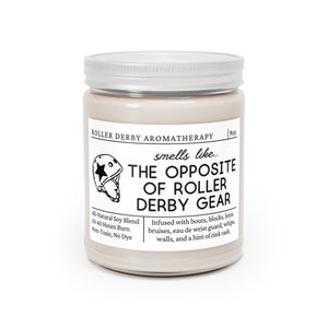 Może przedstawiać: Biały słoik ze świecą z srebrną pokrywką. Etykieta zawiera napis "Roller Derby Aromatherapy" i "smells like... The Opposite of Roller Derby Gear". Etykieta zawiera r&oacute;wnież czarno-białą ilustrację kasku do jazdy na rolkach. Tekst na etykiecie brzmi "All-Natural Soy Blend, 50-60 Hours Burn, Non-Toxic, No Dye". Etykieta zawiera r&oacute;wnież napis "Infused with bouts, blocks, lotsa bruises, eau de wrist guard, whips, walls, and a hint of rink rash."