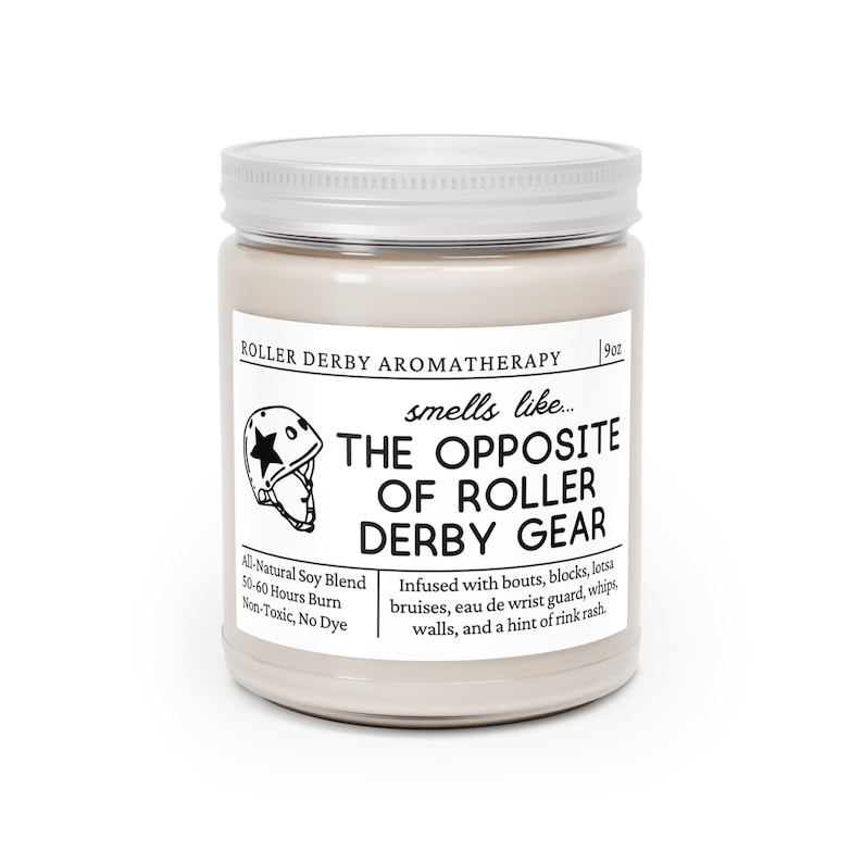 Może przedstawiać: Biały słoik ze świecą z srebrną pokrywką. Etykieta zawiera napis "Roller Derby Aromatherapy" i "smells like... The Opposite of Roller Derby Gear". Etykieta zawiera r&oacute;wnież czarno-białą ilustrację kasku do jazdy na rolkach. Tekst na etykiecie brzmi "All-Natural Soy Blend, 50-60 Hours Burn, Non-Toxic, No Dye". Etykieta zawiera r&oacute;wnież napis "Infused with bouts, blocks, lotsa bruises, eau de wrist guard, whips, walls, and a hint of rink rash."