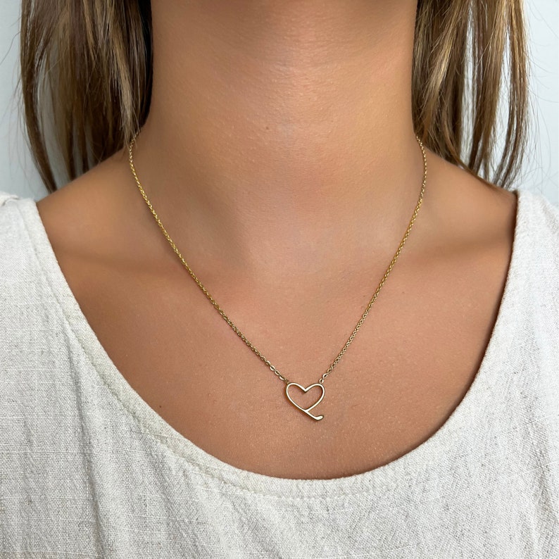 Op de afbeelding: Een gouden ketting met een delicaat hartvormig hanger.