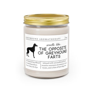 Może przedstawiać: Biały słoik ze świecą z pozłacaną pokrywką. Etykieta zawiera napis "Greyhound Aromatherapy" i "smells like... THE OPPOSITE OF GREYHOUND FARTS". Tekst pod etykietą brzmi "All-Natural Soy Blend, 50-60 Hours Burn, Non-Toxic, No Dye" i "Infused with unconditional love, massive amounts of cuteness, lotsa treats, and a hint of best dog ever."