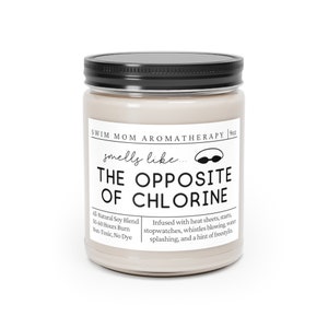 Może przedstawiać: Biały słoik ze świecą z czarną pokrywką i etykietą. Etykieta zawiera napis "Swim Mom Aromatherapy" i "smells like... THE OPPOSITE OF CHLORINE". Świeca jest wzbogacona o ciepłe prześcieradła, starty, stopery, gwizdki, rozpryskującą się wodę i nutkę freestyle'u. Świeca jest wykonana z naturalnej mieszanki soi i ma czas palenia od 50 do 60 godzin. Jest nietoksyczna i bezbarwna.