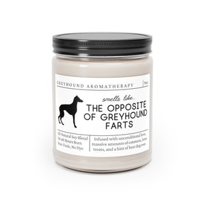 Może przedstawiać: Beżowy słoik ze świecą z czarną pokrywką i białą etykietą, na kt&oacute;rej widnieje napis "Greyhound Aromatherapy" i "smells like... THE OPPOSITE OF GREYHOUND FARTS". Etykieta zawiera r&oacute;wnież tekst "All-Natural Soy Blend, 50-60 Hours Burn, Non-Toxic, No Dye" i "Infused with unconditional love, massive amounts of cuteness, lotsa treats, and a hint of best dog ever."