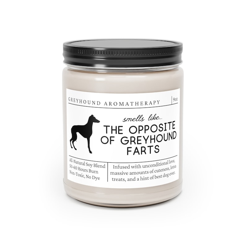 Może przedstawiać: Beżowy słoik ze świecą z czarną pokrywką i białą etykietą, na kt&oacute;rej widnieje napis "Greyhound Aromatherapy" i "smells like... THE OPPOSITE OF GREYHOUND FARTS". Etykieta zawiera r&oacute;wnież tekst "All-Natural Soy Blend, 50-60 Hours Burn, Non-Toxic, No Dye" i "Infused with unconditional love, massive amounts of cuteness, lotsa treats, and a hint of best dog ever."