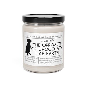 Może przedstawiać: Biały słoik ze świecą z czarną pokrywką i czarną sylwetką labradora. Etykieta głosi "Chocolate Lab Aromatherapy" i "The Opposite of Chocolate Lab Farts". Świeca jest wzbogacona o bezwarunkową miłość, uroczystość, smakołyki i nutkę najlepszego psa na świecie. Wykonana jest z naturalnej mieszanki soi i pali się przez 50-60 godzin.