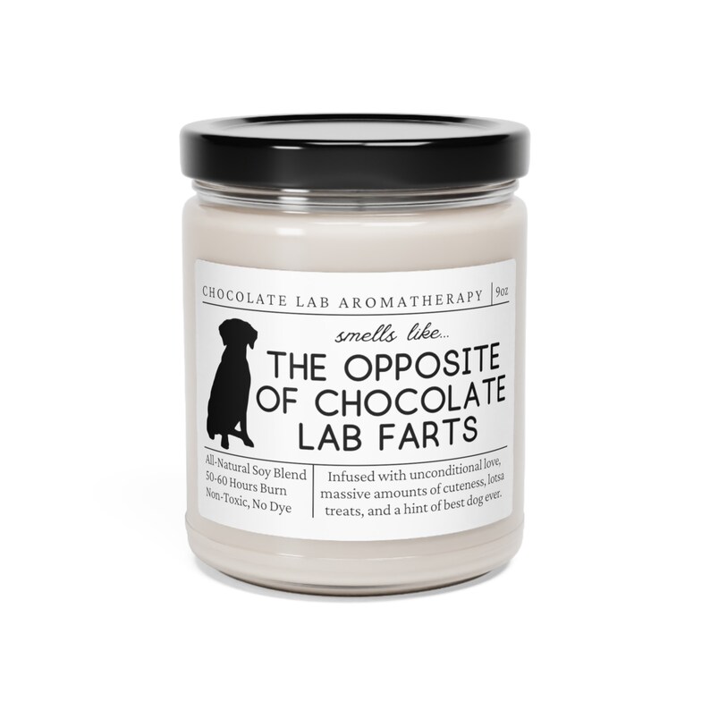 Może przedstawiać: Biały słoik ze świecą z czarną pokrywką i czarną sylwetką labradora. Etykieta głosi "Chocolate Lab Aromatherapy" i "The Opposite of Chocolate Lab Farts". Świeca jest wzbogacona o bezwarunkową miłość, uroczystość, smakołyki i nutkę najlepszego psa na świecie. Wykonana jest z naturalnej mieszanki soi i pali się przez 50-60 godzin.