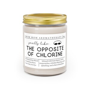 Może przedstawiać: Szklany słoik z beżową świecą i złotą pokrywką. Etykieta zawiera napis "Swim Mom Aromatherapy" oraz "smells like... THE OPPOSITE OF CHLORINE". Świeca jest wzbogacona o ciepłe prześcieradła, starty, stopery, gwizdki, rozpryskującą się wodę i nutę freestyle'u. Wykonana jest z naturalnej mieszanki soi i pali się przez 50-60 godzin. Jest nietoksyczna i bezbarwna.