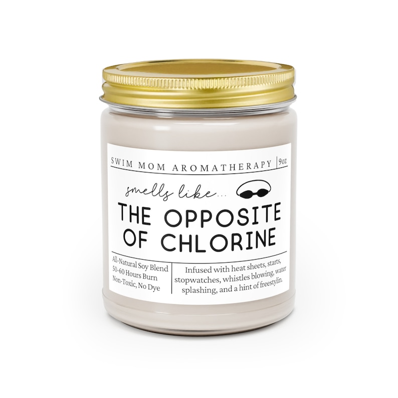 Może przedstawiać: Szklany słoik z beżową świecą i złotą pokrywką. Etykieta zawiera napis "Swim Mom Aromatherapy" oraz "smells like... THE OPPOSITE OF CHLORINE". Świeca jest wzbogacona o ciepłe prześcieradła, starty, stopery, gwizdki, rozpryskującą się wodę i nutę freestyle'u. Wykonana jest z naturalnej mieszanki soi i pali się przez 50-60 godzin. Jest nietoksyczna i bezbarwna.