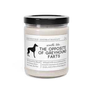 Może przedstawiać: Biały słoik ze świecą z czarną pokrywką i czarną sylwetką psa rasy chart. Etykieta głosi "Greyhound Aromatherapy" i "smells like... The Opposite of Greyhound Farts". Świeca jest wzbogacona o bezwarunkową miłość, ogromne ilości uroku, mn&oacute;stwo smakołyk&oacute;w i nutkę najlepszego psa na świecie. Wykonana jest z naturalnej mieszanki soi i ma czas palenia od 50 do 60 godzin. Jest nietoksyczna i bezbarwna.