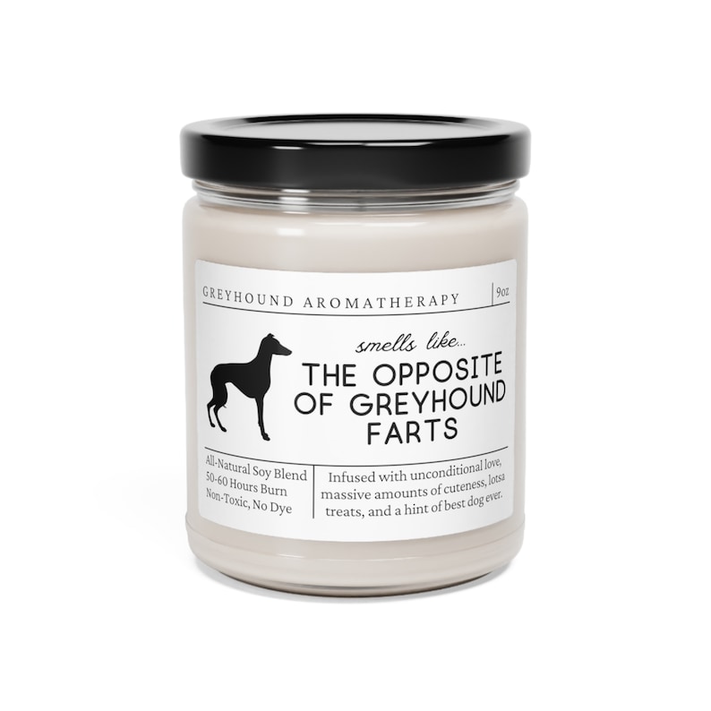 Może przedstawiać: Biały słoik ze świecą z czarną pokrywką i czarną sylwetką psa rasy chart. Etykieta głosi "Greyhound Aromatherapy" i "smells like... The Opposite of Greyhound Farts". Świeca jest wzbogacona o bezwarunkową miłość, ogromne ilości uroku, mn&oacute;stwo smakołyk&oacute;w i nutkę najlepszego psa na świecie. Wykonana jest z naturalnej mieszanki soi i ma czas palenia od 50 do 60 godzin. Jest nietoksyczna i bezbarwna.