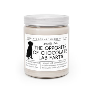 Może przedstawiać: Szklany słoik w kolorze brązowym z woskową świecą i srebrną pokrywką. Etykieta zawiera napis "Chocolate Lab Aromatherapy" oraz "smells like... The Opposite of Chocolate Lab Farts". Etykieta zawiera r&oacute;wnież tekst "All-Natural Soy Blend, 50-60 Hours Burn, Non-Toxic, No Dye".