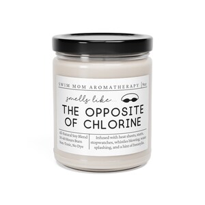 Może przedstawiać: Biały słoik ze świecą z czarną pokrywką i etykietą z napisem "Swim Mom Aromatherapy 9oz. smells like... THE OPPOSITE OF CHLORINE. All-Natural Soy Blend 50-60 Hours Burn Non-Toxic, No Dye. Infused with heat sheets, starts, stopwatches, whistles blowing water splashing, and a hint of freestylin."