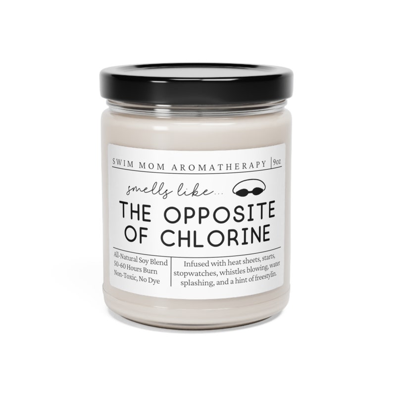 Może przedstawiać: Biały słoik ze świecą z czarną pokrywką i etykietą z napisem "Swim Mom Aromatherapy 9oz. smells like... THE OPPOSITE OF CHLORINE. All-Natural Soy Blend 50-60 Hours Burn Non-Toxic, No Dye. Infused with heat sheets, starts, stopwatches, whistles blowing water splashing, and a hint of freestylin."