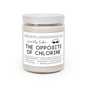 Może przedstawiać: Biały słoik ze świecą z pokrywką ze srebra. Etykieta głosi "Swim Mom Aromatherapy" i "smells like... THE OPPOSITE OF CHLORINE". Świeca jest wzbogacona o ciepłe prześcieradła, starty, stopery, gwizdki, rozpryskującą się wodę i nutę freestyle'u. Świeca jest wykonana z naturalnej mieszanki soi i pali się przez 50-60 godzin. Jest nietoksyczna i bezbarwna.