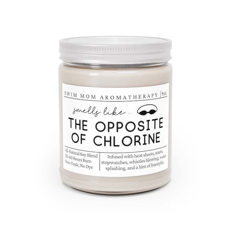 Może przedstawiać: Biały słoik ze świecą z pokrywką ze srebra. Etykieta głosi "Swim Mom Aromatherapy" i "smells like... THE OPPOSITE OF CHLORINE". Świeca jest wzbogacona o ciepłe prześcieradła, starty, stopery, gwizdki, rozpryskującą się wodę i nutę freestyle'u. Świeca jest wykonana z naturalnej mieszanki soi i pali się przez 50-60 godzin. Jest nietoksyczna i bezbarwna.