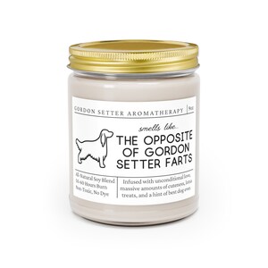 K&ouml;nnte beinhalten: Ein beigefarbenes Kerzengef&auml;&szlig; mit goldenem Deckel. Das Etikett lautet "Gordon Setter Aromatherapie" und "riecht wie... Das Gegenteil von Gordon Setter Furz". Die Kerze besteht aus einer nat&uuml;rlichen Sojablendung und hat eine Brenndauer von 50-60 Stunden.
