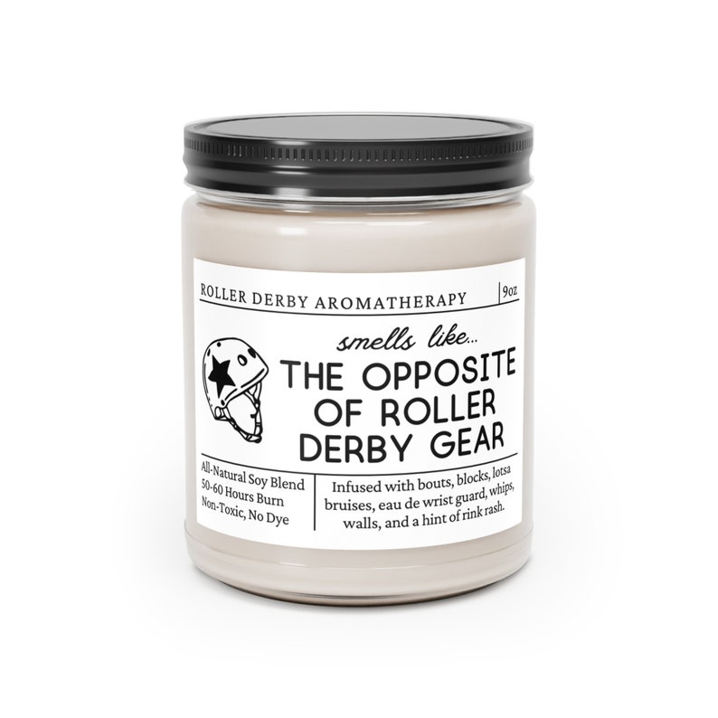 Może przedstawiać: Biały słoik ze świecą z czarną pokrywką i etykietą. Etykieta zawiera napis "Roller Derby Aromatherapy" i "smells like... The Opposite of Roller Derby Gear". Etykieta zawiera r&oacute;wnież małą ilustrację kasku do roller derby i tekst opisujący zapach świecy.