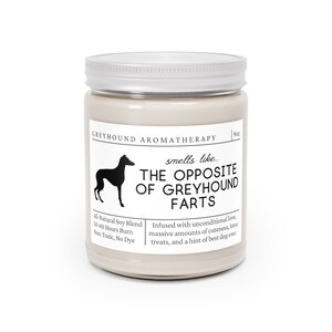 Może przedstawiać: Biały słoik ze świecą z srebrną pokrywką. Etykieta zawiera napis "Greyhound Aromatherapy" i "smells like... THE OPPOSITE OF GREYHOUND FARTS". Etykieta zawiera r&oacute;wnież napis "All-Natural Soy Blend, 50-60 Hours Burn, Non-Toxic, No Dye" i "Infused with unconditional love, massive amounts of cuteness, lotsa treats, and a hint of best dog ever."