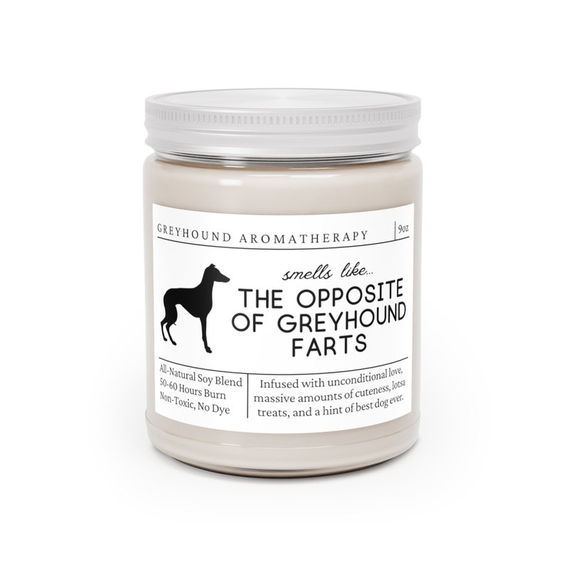 Może przedstawiać: Biały słoik ze świecą z srebrną pokrywką. Etykieta zawiera napis "Greyhound Aromatherapy" i "smells like... THE OPPOSITE OF GREYHOUND FARTS". Etykieta zawiera r&oacute;wnież napis "All-Natural Soy Blend, 50-60 Hours Burn, Non-Toxic, No Dye" i "Infused with unconditional love, massive amounts of cuteness, lotsa treats, and a hint of best dog ever."