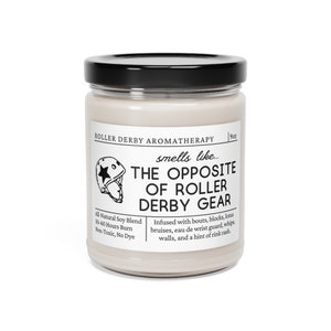 Może przedstawiać: Biały słoik ze świecą z czarną pokrywką. Etykieta zawiera napis "Roller Derby Aromatherapy" i "smells like... The Opposite of Roller Derby Gear". Etykieta zawiera r&oacute;wnież małą ilustrację kasku do roller derby. Świeca jest wzbogacona o walki, bloki, siniaki, wodę toaletową do ochrony nadgarstka, baty, ściany i nutkę wysypki z lodowiska. Świeca jest wykonana z naturalnej mieszanki soi i ma czas palenia od 50 do 60 godzin. Jest nietoksyczna i bezbarwna.