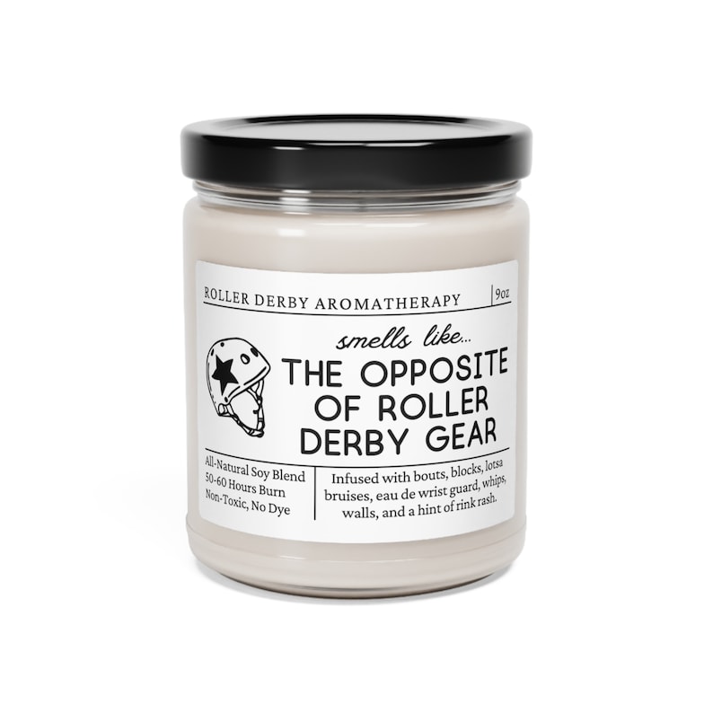 Może przedstawiać: Biały słoik ze świecą z czarną pokrywką. Etykieta zawiera napis "Roller Derby Aromatherapy" i "smells like... The Opposite of Roller Derby Gear". Etykieta zawiera r&oacute;wnież małą ilustrację kasku do roller derby. Świeca jest wzbogacona o walki, bloki, siniaki, wodę toaletową do ochrony nadgarstka, baty, ściany i nutkę wysypki z lodowiska. Świeca jest wykonana z naturalnej mieszanki soi i ma czas palenia od 50 do 60 godzin. Jest nietoksyczna i bezbarwna.