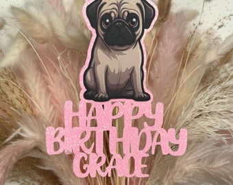 Può includere: Topper per torta di glitter rosa con un carlino dei cartoni animati e il testo "Happy Birthday Grace".