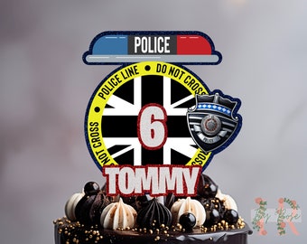Könnte beinhalten: Ein schwarz-weißer Kuchentopper zum Thema Polizei mit einem gelben Kreis, auf dem "Police Line Do Not Cross" steht, und einem blauen und silbernen Polizeibadge. Die Zahl 6 befindet sich in der Mitte des Kreises und der Name "Tommy" darunter.