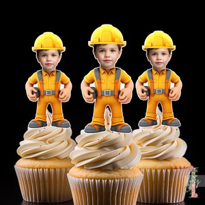 Puede incluir: Tres cupcakes amarillos con glaseado blanco cubiertos con imágenes comestibles de niños que llevan cascos amarillos y trajes de trabajo naranja.