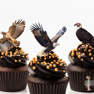 Pode incluir: Três cupcakes de chocolate decorados com granulado dourado e coroados com diferentes figuras de pássaros. Os cupcakes estão sobre uma superfície branca.