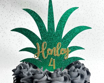 Puede incluir: Topper de pastel de piña de purpurina verde con el nombre "Harley" y el número "4" en purpurina dorada.