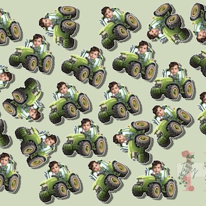 Peut inclure: Motif répété de tracteurs verts avec un jeune enfant au volant. Les tracteurs ont de grandes roues et sont placés sur un fond vert clair. L'image a l'apparence d'un autocollant.
