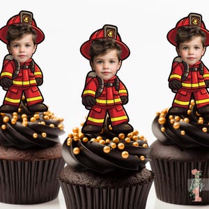 Puede incluir: Tres cupcakes de chocolate con chispas doradas coronados con adornos de cupcakes con temática de bomberos. Cada adorno presenta un bombero de dibujos animados con un casco rojo y la cara de un niño.