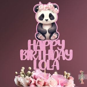 Könnte beinhalten: Rosa glitzernder Tortendekor mit einem Panda, der eine Blumenkrone trägt, und dem Text "Happy Birthday Lola".