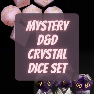 Può includere: Un set di dadi di cristallo rosa e viola con numeri dorati. I dadi hanno la forma di un d4, d6, d8, d10, d12 e d20. Il testo "MYSTERY D&D CRYSTAL DICE SET" è su uno sfondo rosa.