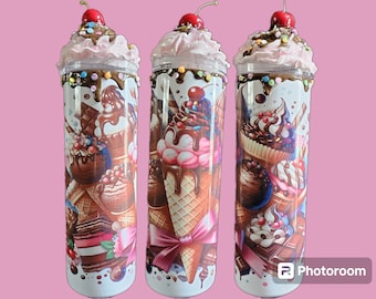 Könnte beinhalten: Drei isolierte Becher mit Dessert-Motiv. Jeder Becher zeigt eine detaillierte Illustration von Eiswaffeln, Eisbechern und Schokolade. Die Oberseiten sind mit rosa Schlagsahne, Streuseln und einer Kirsche verziert. Der Hintergrund ist einfarbig rosa.