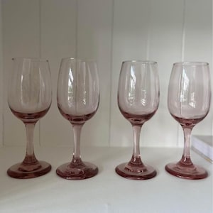 Libbey Glass のピンクの吹きガラス ゴブレット。プレミア ピンク! 4 個セット。ヴィンテージ グラス。ワイングラス