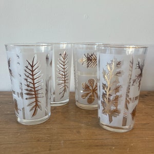 Conjunto de quatro copos para bebidas foscas de meados do século, com borda dourada e padrão de folhas