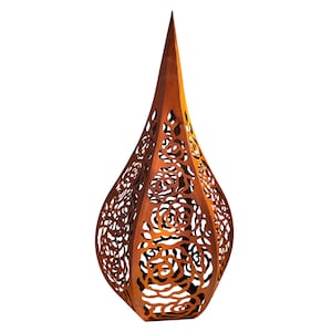 Pode incluir: Uma grande escultura de metal enferrujado em forma de lágrima. A escultura é cortada de forma intrincada com um padrão de rosas.