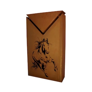 Könnte beinhalten: Ein rostiger Metall-Feuerplatz mit einem ausgeschnittenen Design eines galoppierenden Pferdes. Der Feuerplatz hat eine dreieckige Oberseite und eine rechteckige Basis.