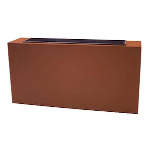Può includere: Una fioriera rettangolare color ruggine con interno grigio scuro. La fioriera è realizzata in un materiale solido e ha un design semplice e moderno. La fioriera è adatta per uso esterno o interno.
