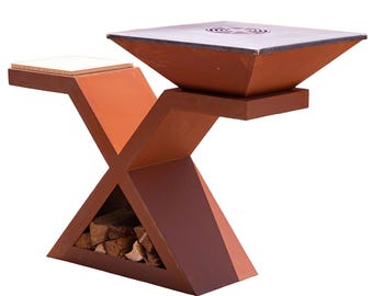 Può includere: Un braciere moderno in metallo color ruggine con una vasca quadrata e un tavolino laterale integrato. La base presenta un design a forma di X con un'area di stoccaggio per la legna da ardere. Il braciere misura circa 91 cm di larghezza e 76 cm di altezza.